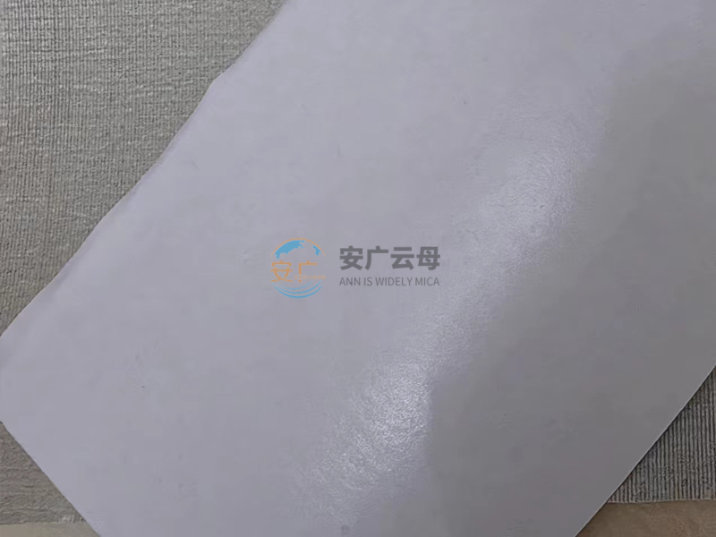 背膠金云母